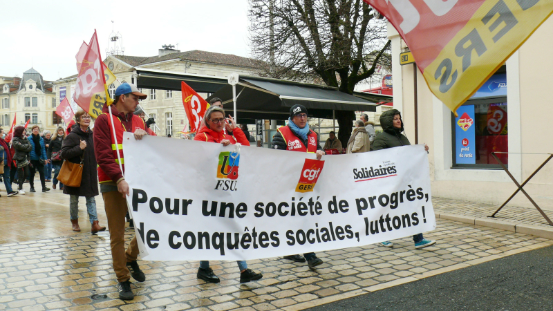 Une centaine de personnes ont manifesté pour la hausse des salaires et des pensions