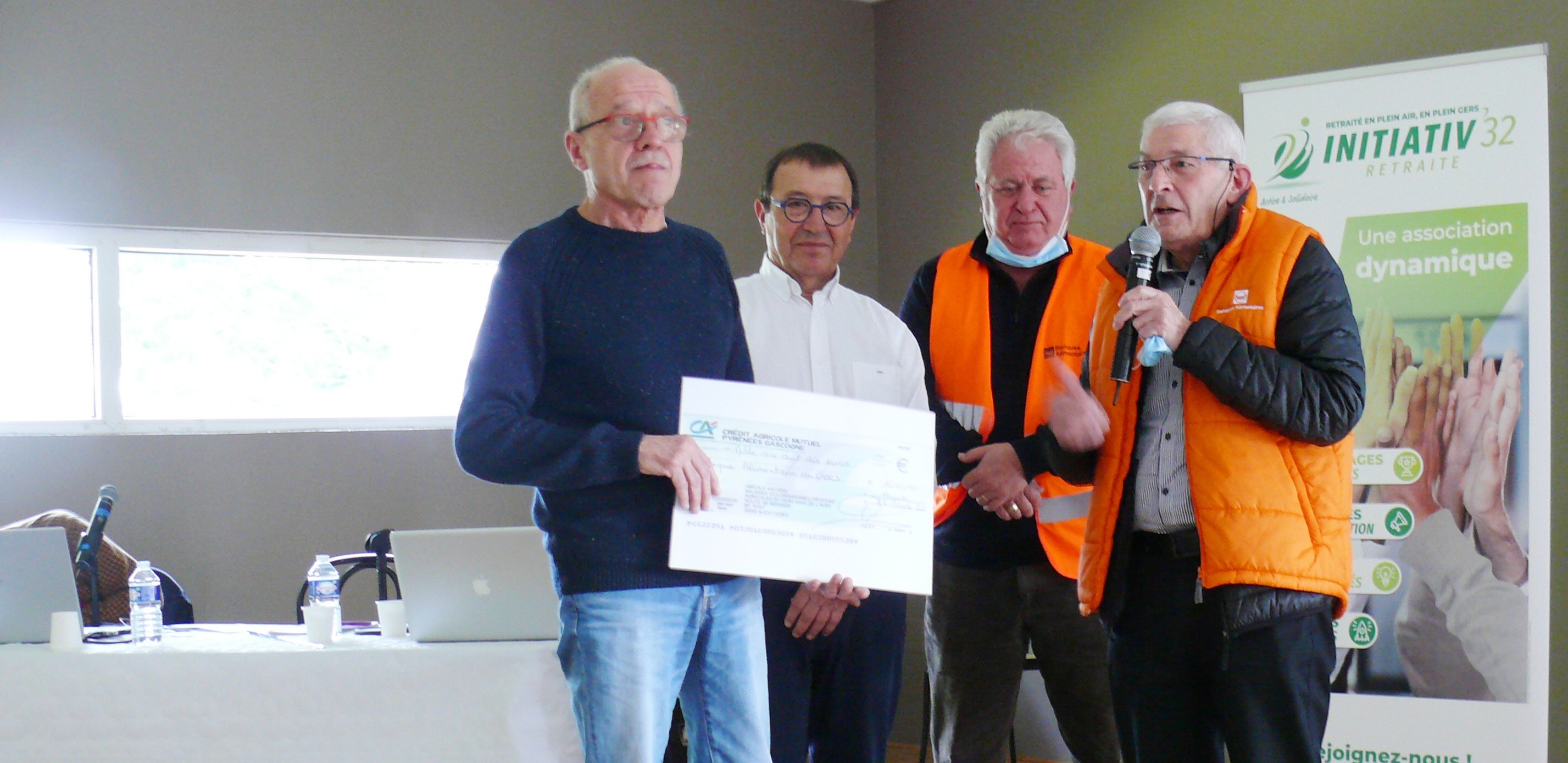Remise du chèque de 1 610 € à la Banque alimentaire.