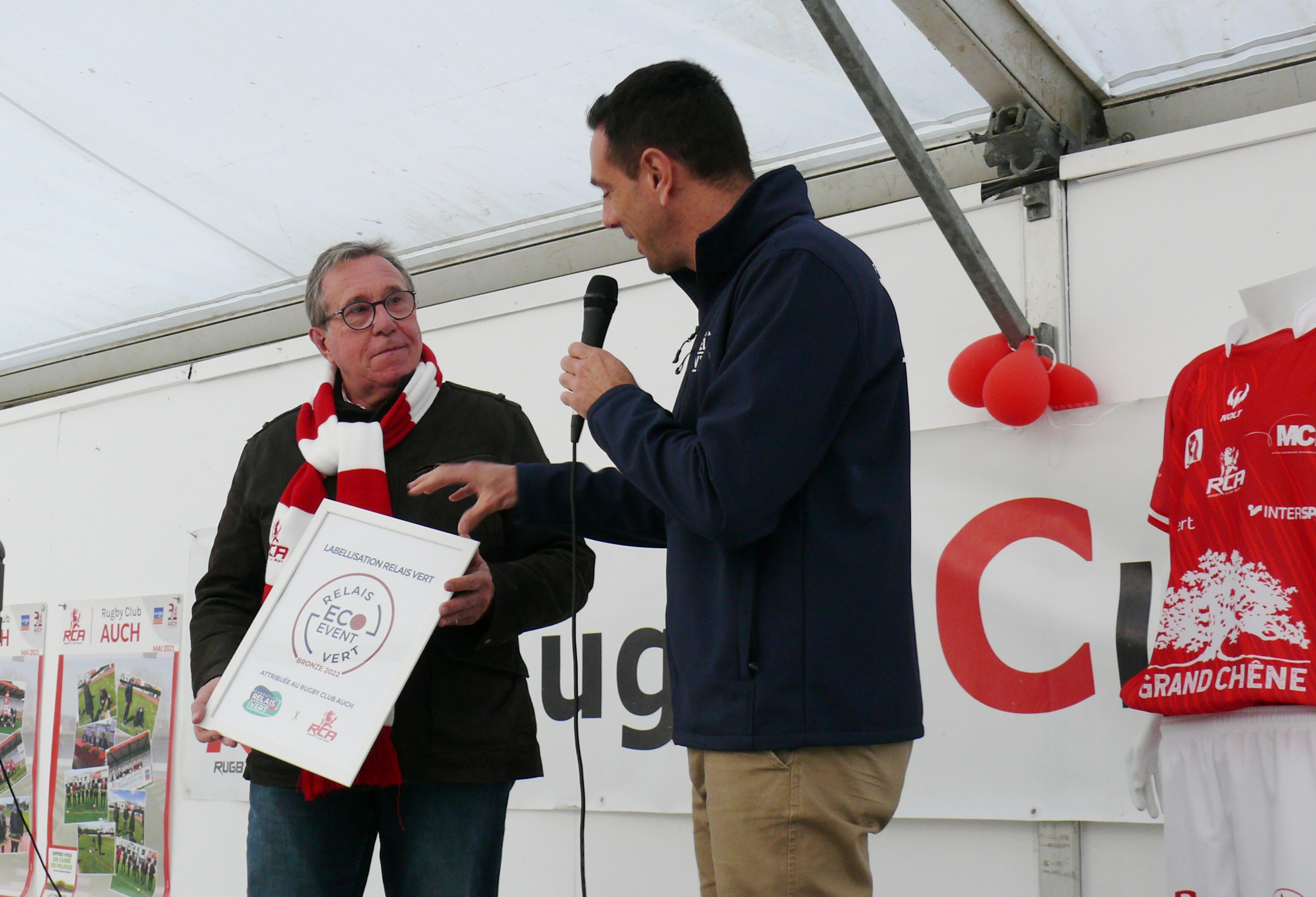 Victor Nicolet vient de remettre le "label relais vert" à Jean-Michel Justumus.