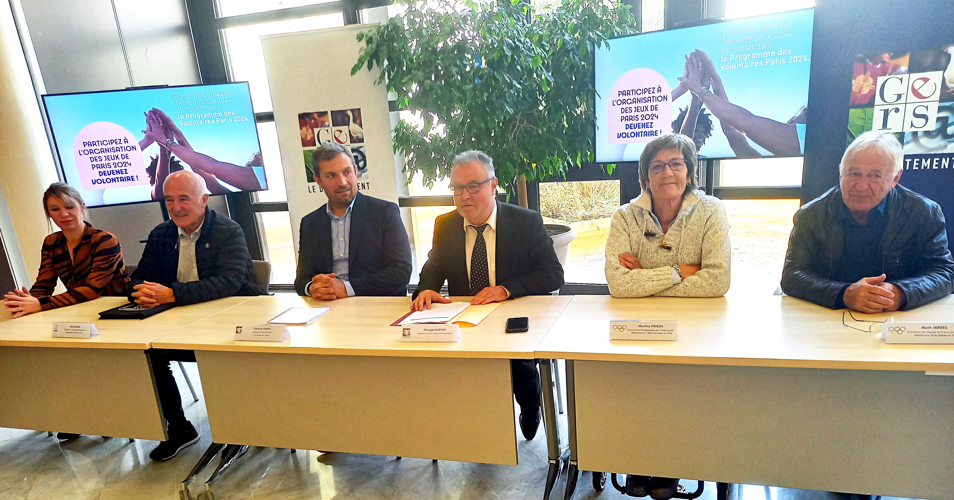 Philippe Dupouy entouré d'Alain Jardel, Martine Prieur, Camille Bonne, Guy Glaria et Charline Dumont.