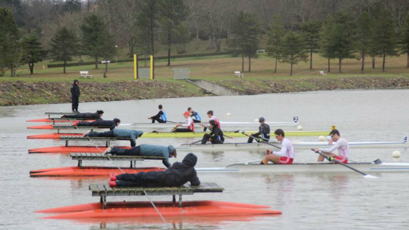 Au lac, les compétitions d’aviron débutent