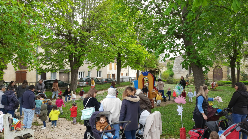 Une  chasse aux oeufs fructueuse pour les tout-petits !