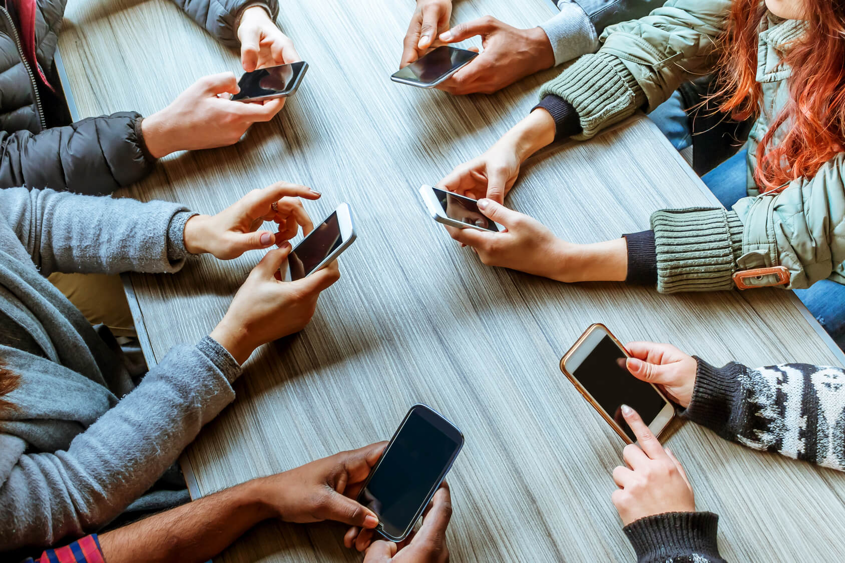 jeunes-millennials-smartphone.jpg