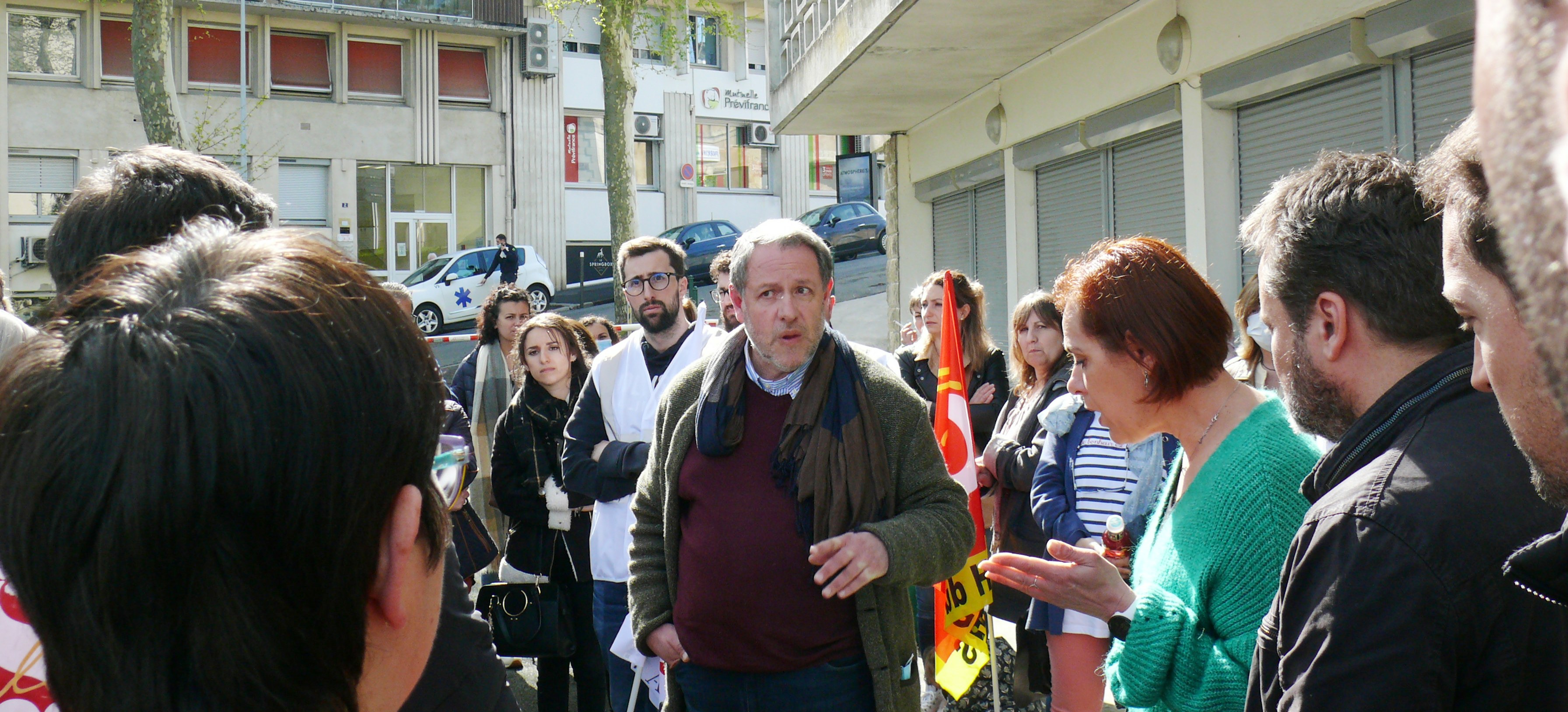 Discussions tendues entre les grévistes et le directeur de l'ARS.