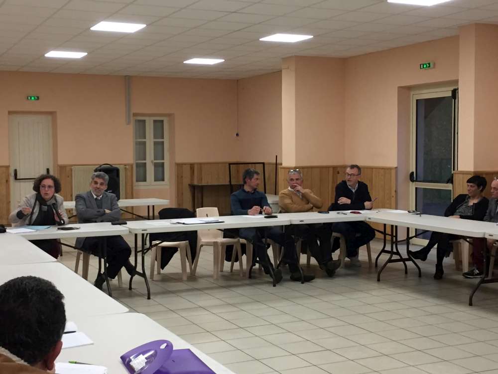 De droite à gauche : Daniel Ligardes, Rémi Branet, le maire d’Estang Christophe Rande, Philippe Archer, Martine Montejuado.