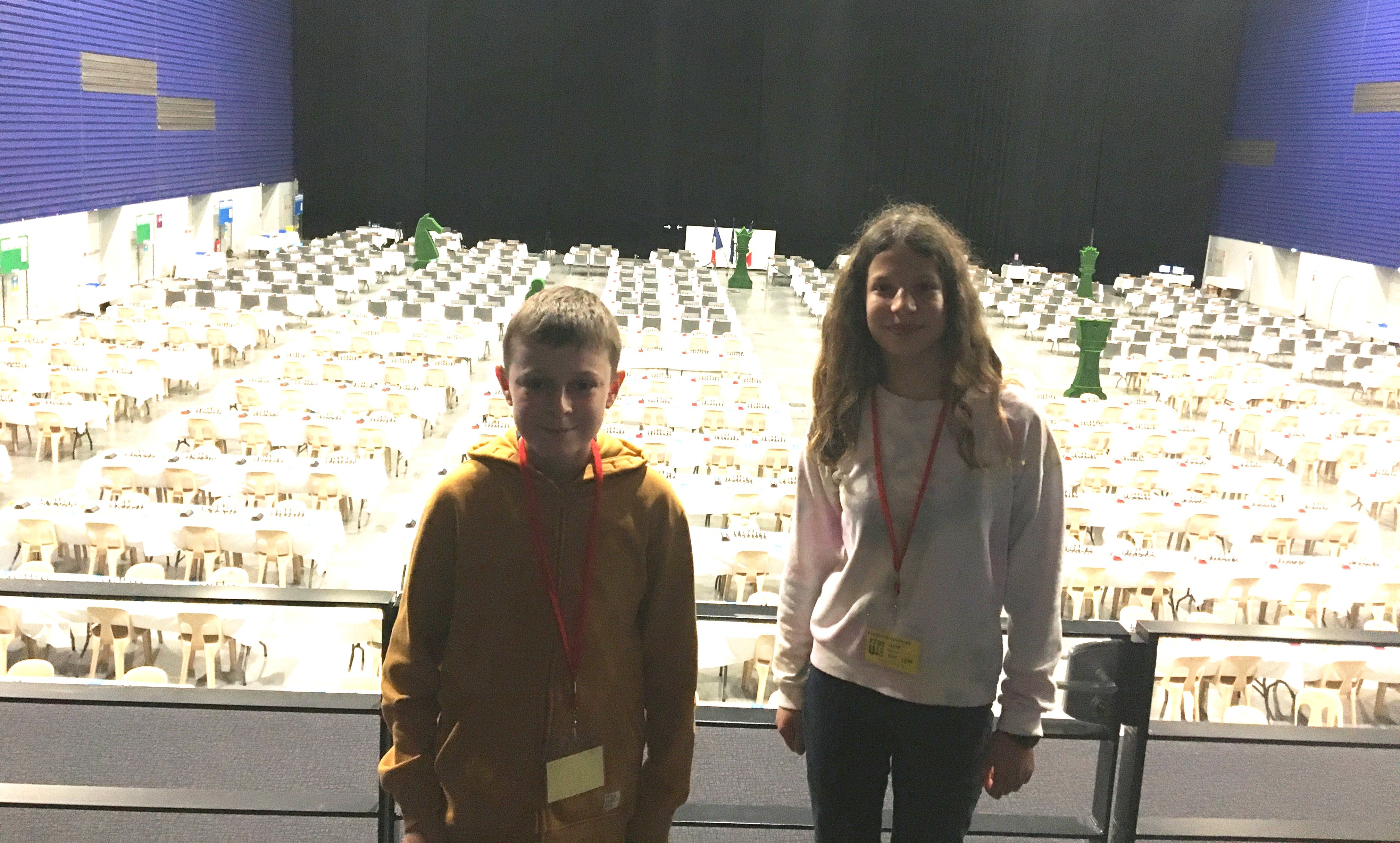 Cassiopée et Axel devant la salle de jeu
