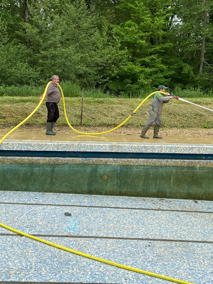 L'entretien des abords de la piscine a été une priorité