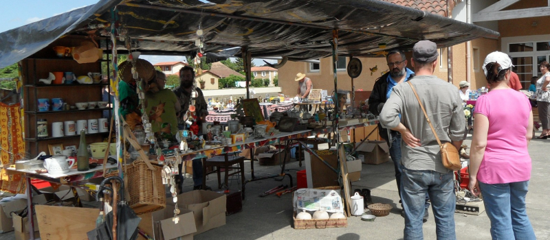 Un vide grenier très couleur locale