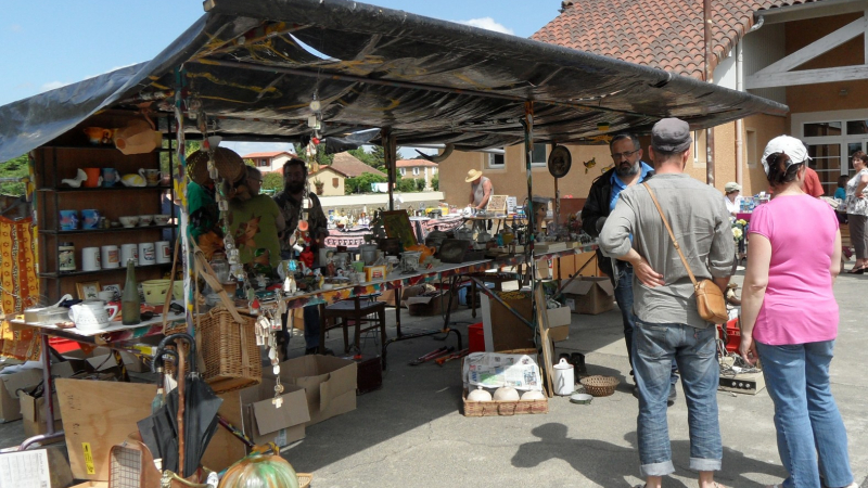 Un vide grenier très couleur locale