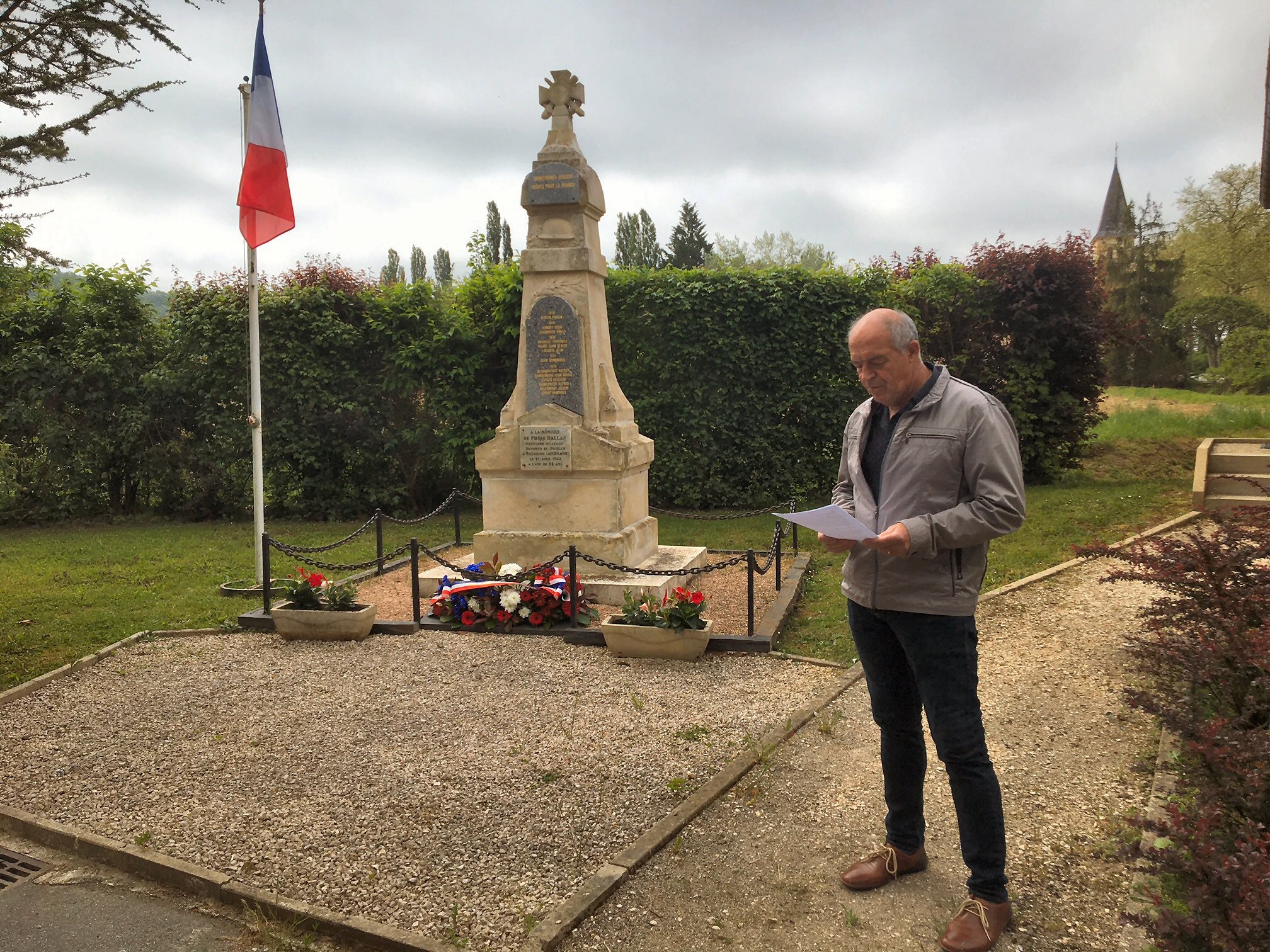 Le maire Serge Marquillie , lisant le texte ministériel