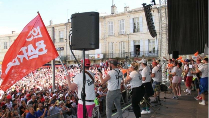 Bandas de condom: signature de la charte label fête