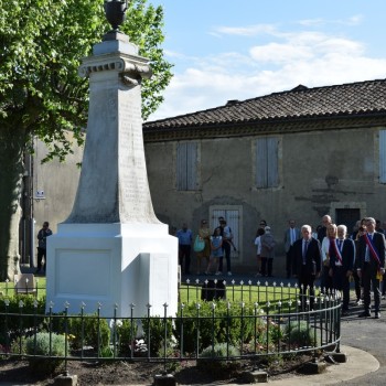 Les officiels devant le monument aux morts