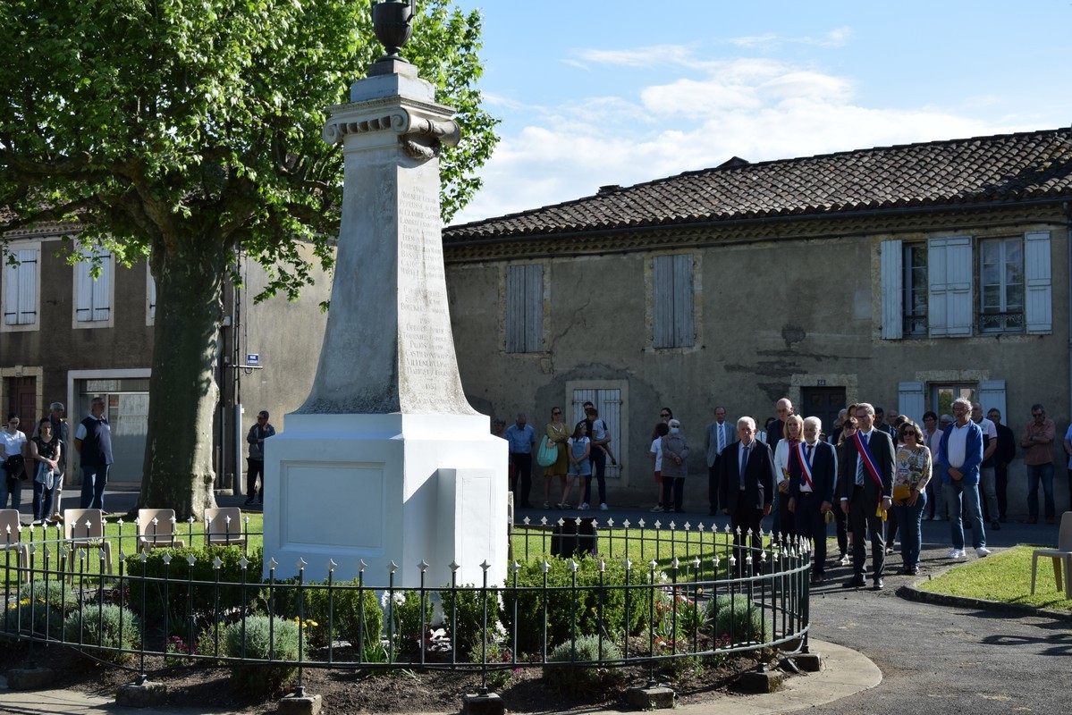 Les officiels devant le monument aux morts