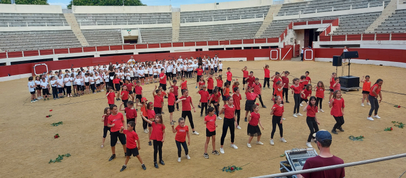 Les arènes, un cadre idéal pour le spectacle de l’école élémentaire aux couleurs de l’Espagne