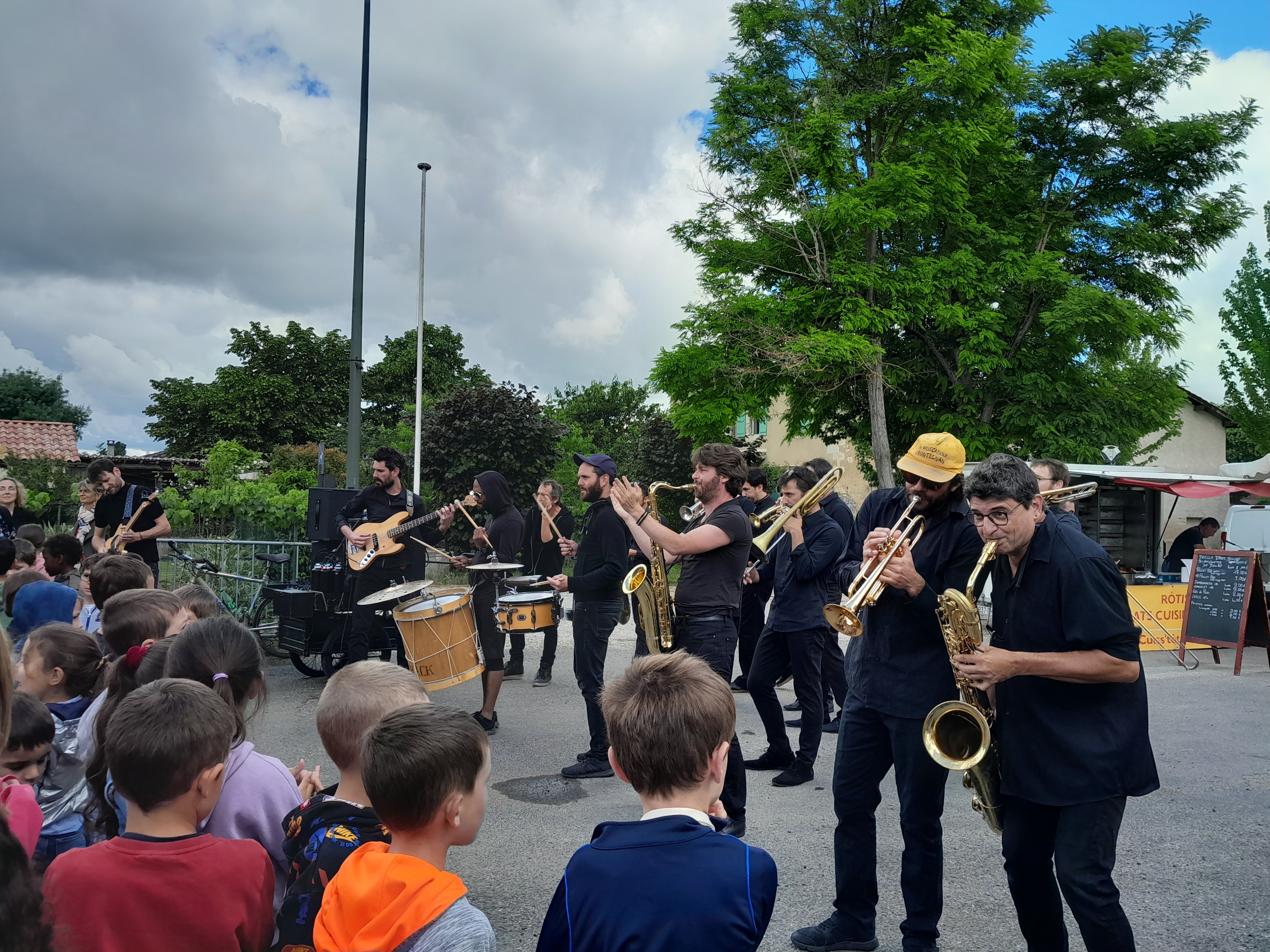 Les enfants de l'école ont ouvert le festival Trad'Envie avec la fanfare LaBulKrack