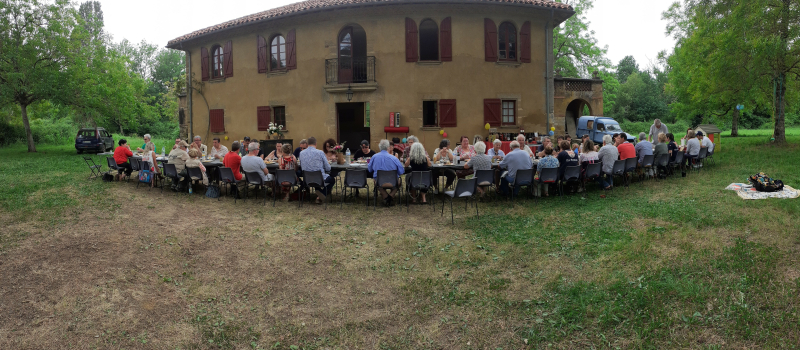 Une garden party dans le parc d'un château pour fêter un anniversaire  !
