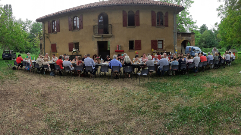 Une garden party dans le parc d'un château pour fêter un anniversaire  !