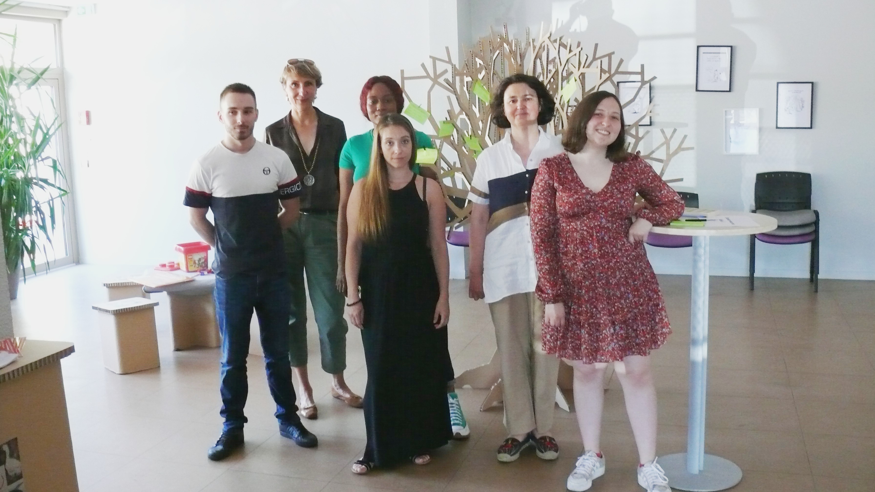 Marie-Pierre Desbons et Catherine Couzinet entourées de Bryan, Melissa, Sophie et Alice.