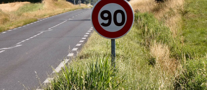 On change ou plutôt on rechange les panneaux de limitation de vitesse !