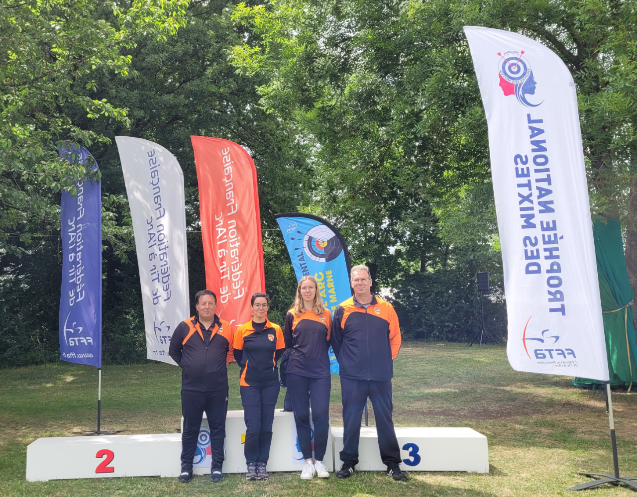 Les archers lislois au pied du podium officiel des Mixtes nationaux de 2022.jpg