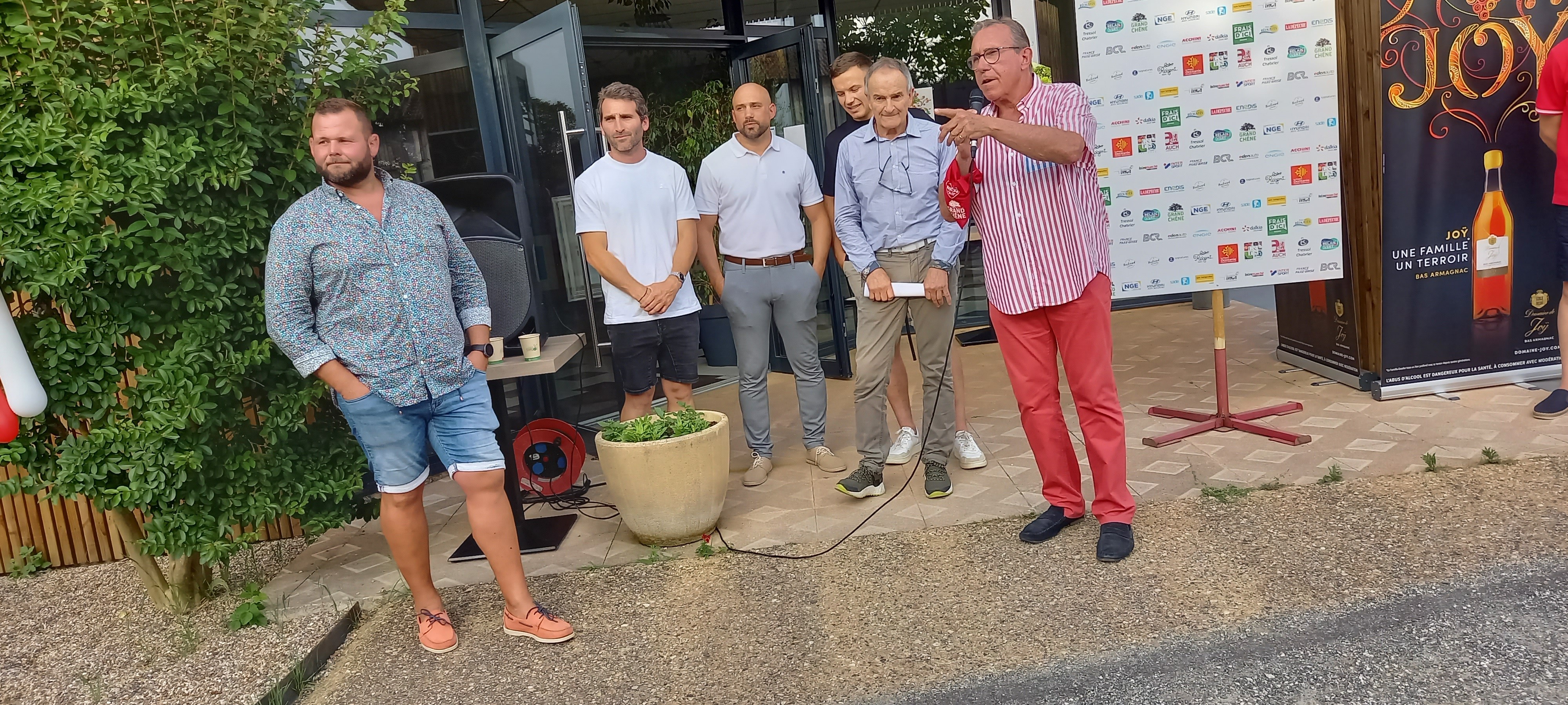 Le staff entouré par Jean Tapie et Jean-Michel Justumus.