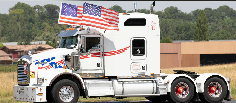 Camions américains au défilé du circuit de Nogaro