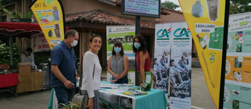 Un stand Sictom Ouest et Crédit Agricole au marché