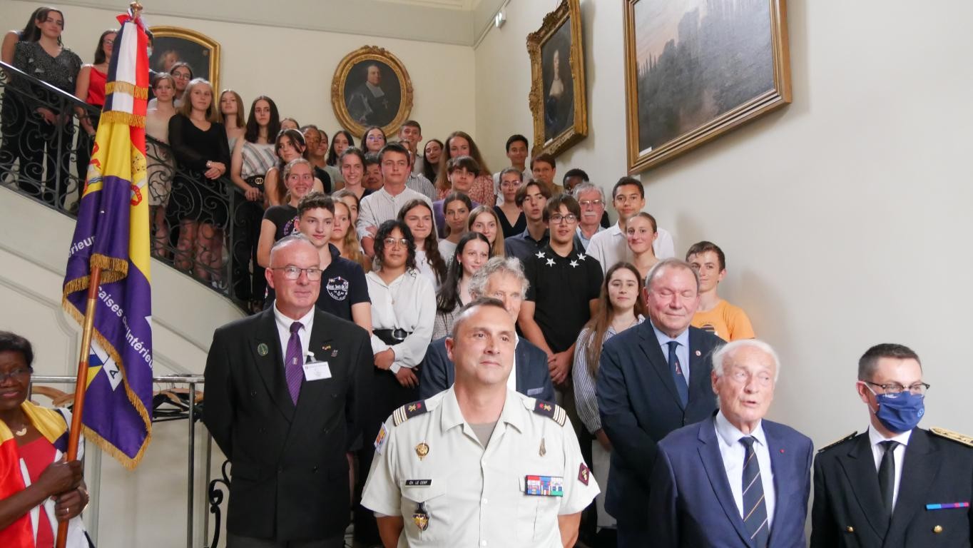 L'ensemble des lauréats dans l'escalier de la préfecture avec les autorités