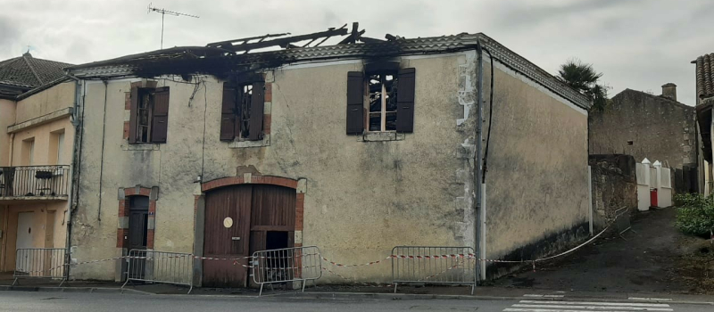 Une maison détruite par les flammes