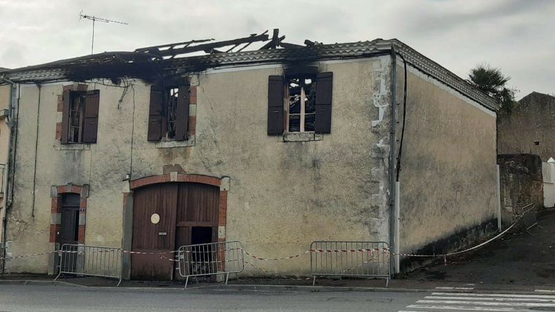 Une maison détruite par les flammes