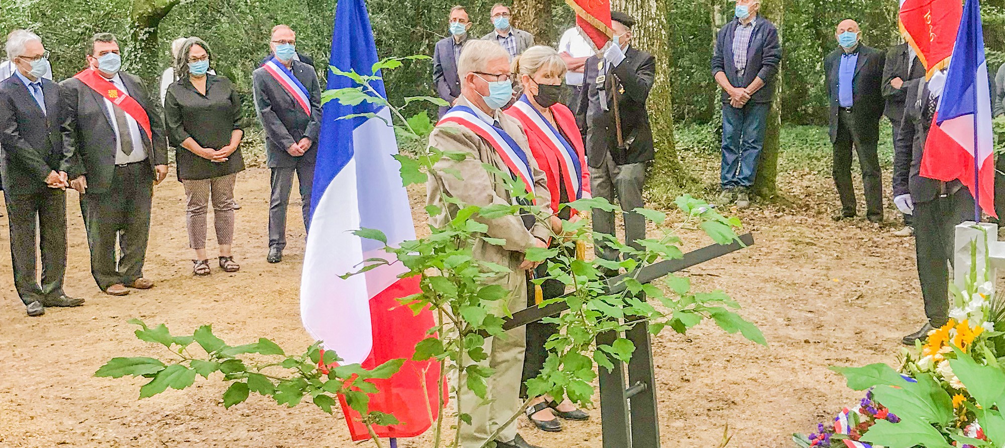 DR6 recueillement maires de toujouse et du houga.jpg