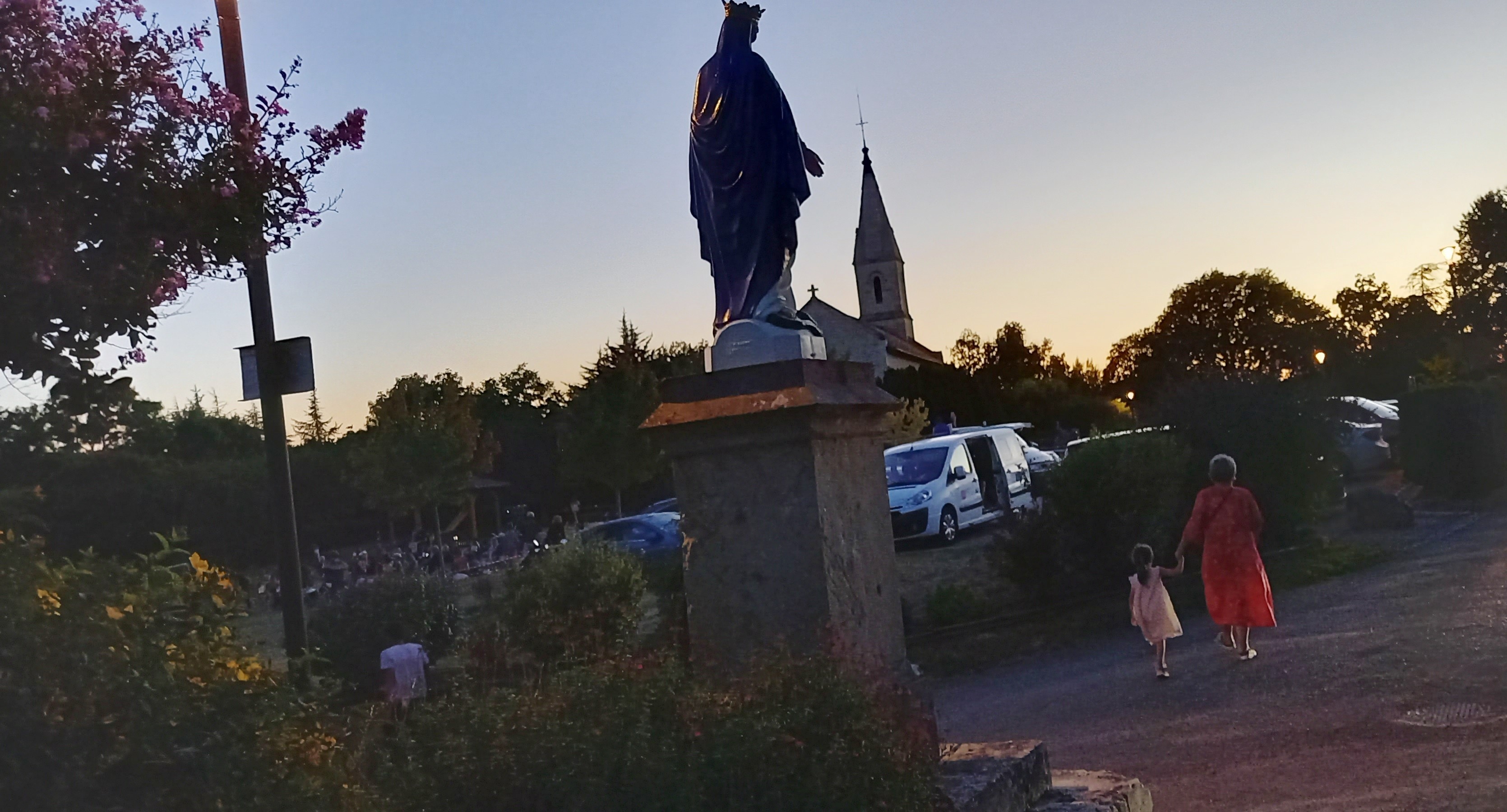 La nuit est tombée, il est temps d'aller au cinéma de plein air.
