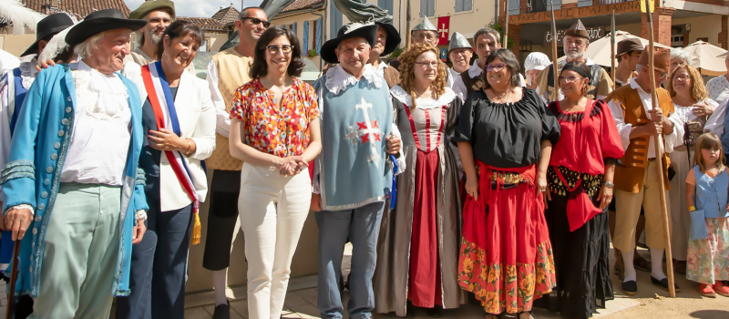 La ministre de la Culture prend connaissance à Lupiac du projet de Cité des mousquetaires