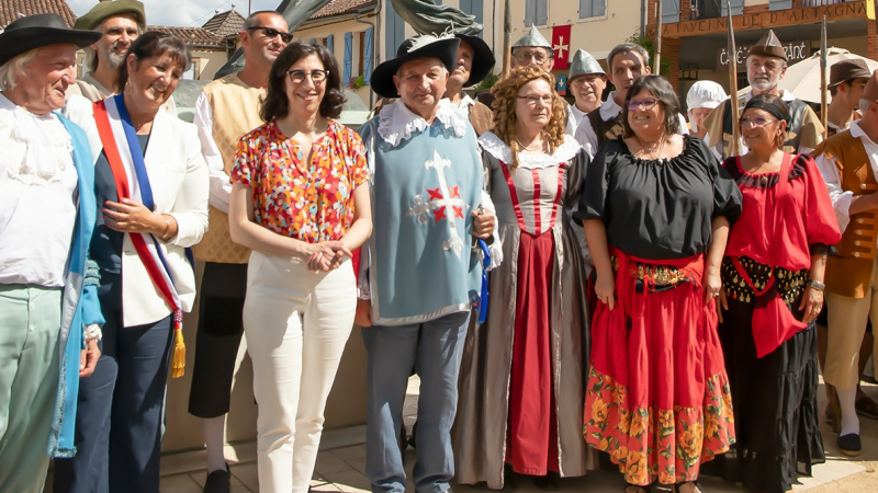 La ministre de la Culture prend connaissance à Lupiac du projet de Cité des mousquetaires