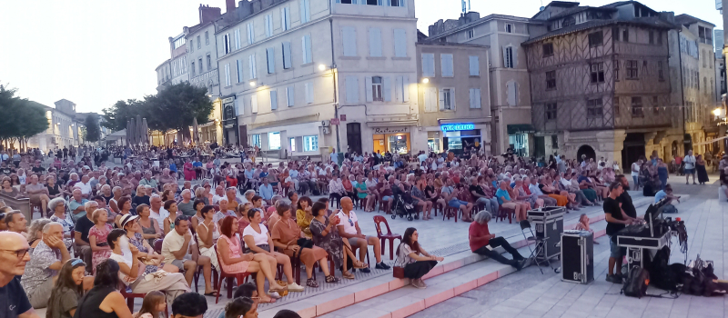 Mardi de l'été, le parvis de la cathédrale affichait complet
