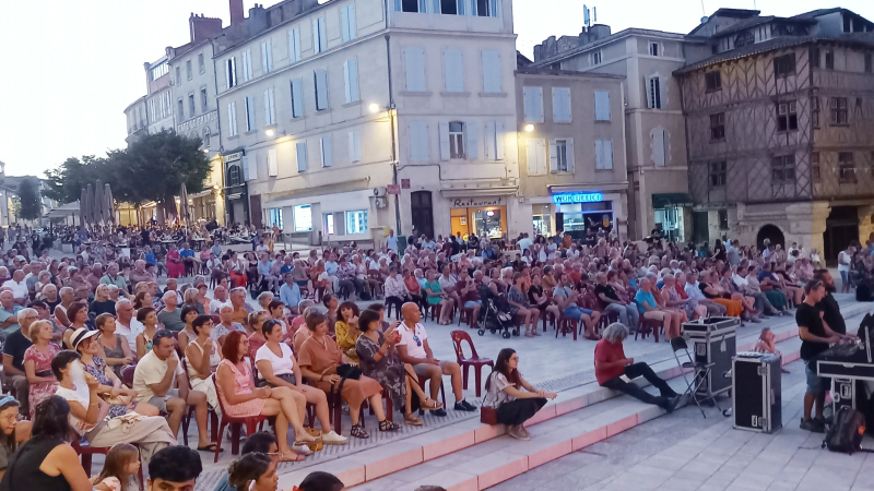 Mardi de l'été, le parvis de la cathédrale affichait complet