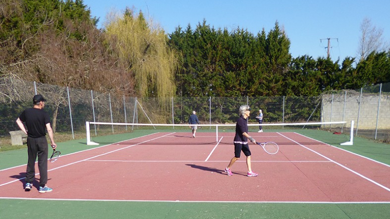Le court de tennis à votre disposition
