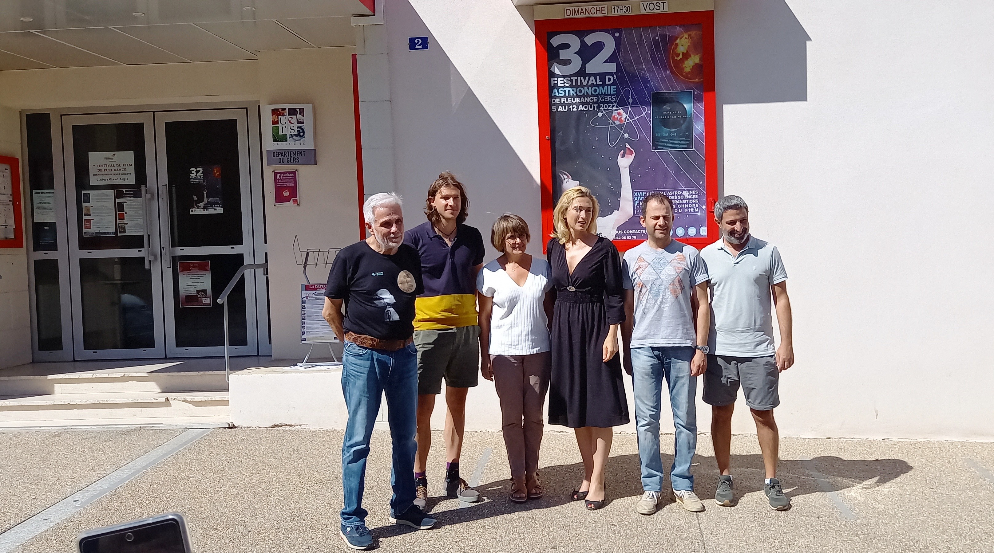 Bruno Monflier, Quentin Lazzarotto, Fabienne Broué-Detruiseux, Julie Gayet, Ronny Guardia Mazzoleni et  Jean-Pierre Saghbini, devant le cinéma Grand Angle.