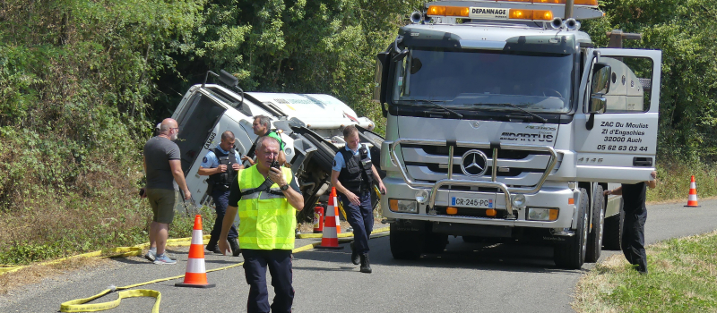 Un camion citerne avec 10 000 litres d'hydrocarbure glisse dans un fossé