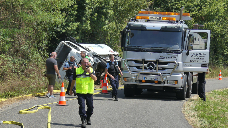 Un camion citerne avec 10 000 litres d'hydrocarbure glisse dans un fossé