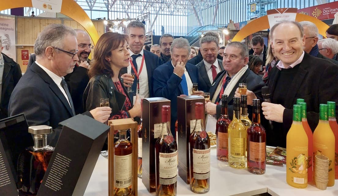 Au Salon RÉGAL à Toulouse Christian Laforet, Responsable du pôle animal à Vivadour est heureux de présenter les produits de qualité du Gers à Carole Delga Presidente de la Région Occitanie et à son équipe…