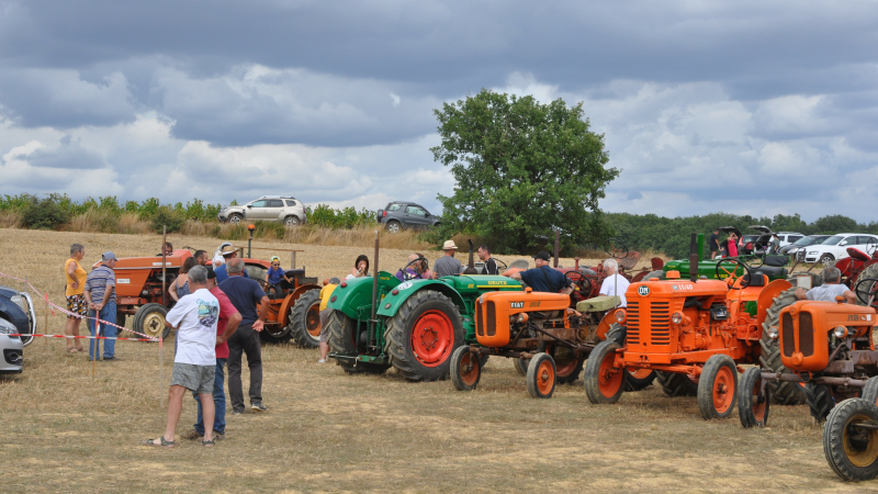 Quand vieux tracteurs et blindés passent un dimanche ensemble !
