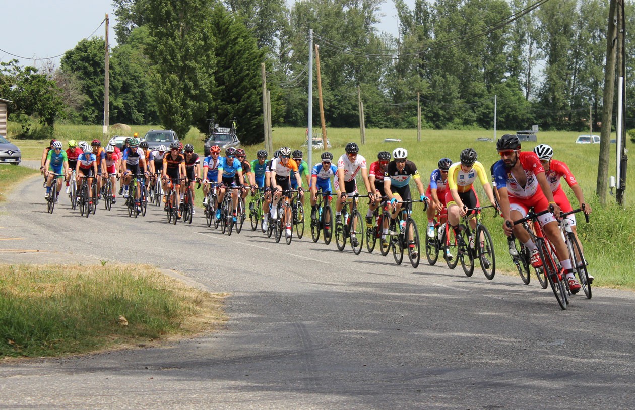 La course cycliste va faire vibrer le bourg de Montpezat   ©crédit photo Arch//Asso Cycliste Fousseretaise