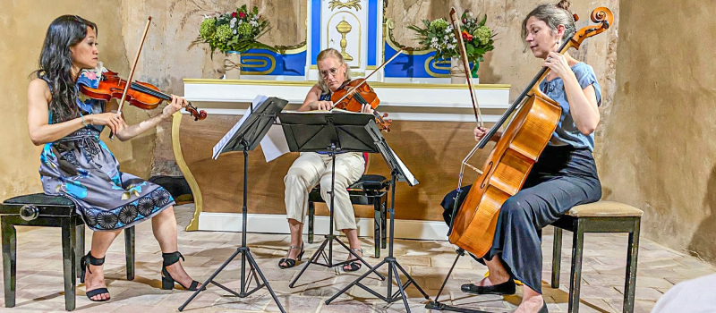 Un concert à l'église en pisé de Daunian (Magnan)