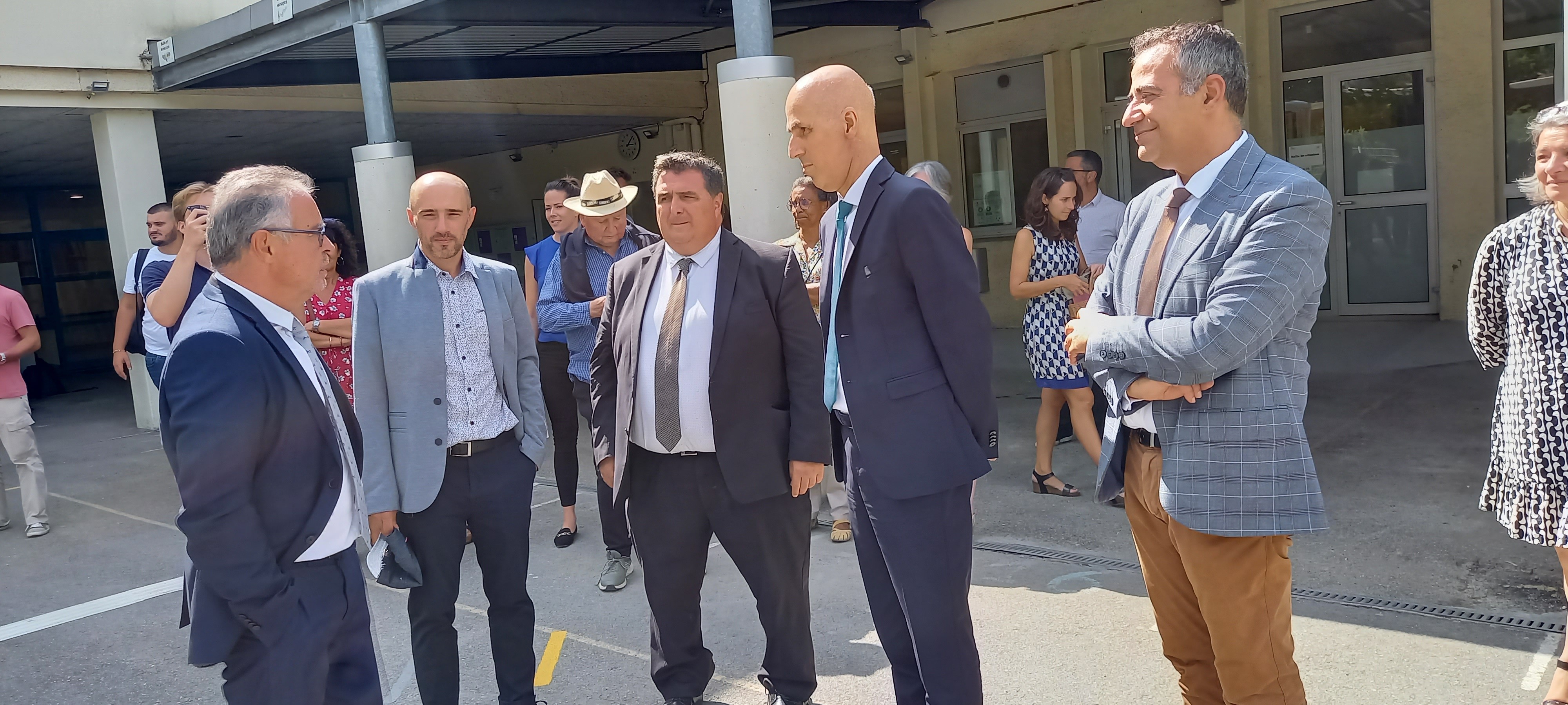 Philippe Dupouy, Jérôme Samalens, David Taupiac, Farid Djemmel et Serge Salah dans la cour de récréation.