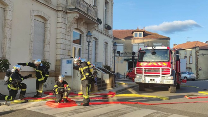 Feu de voiture pour les manœuvres mensuelles