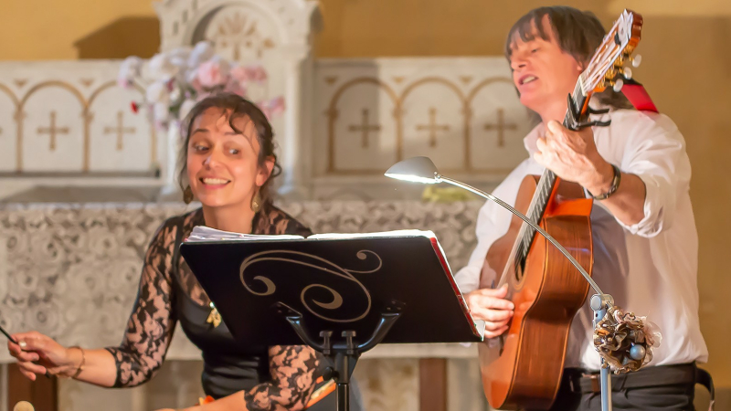 Deux Voix d'ici et d'ailleurs à la chapelle en pisé de Daunian (Magnan)