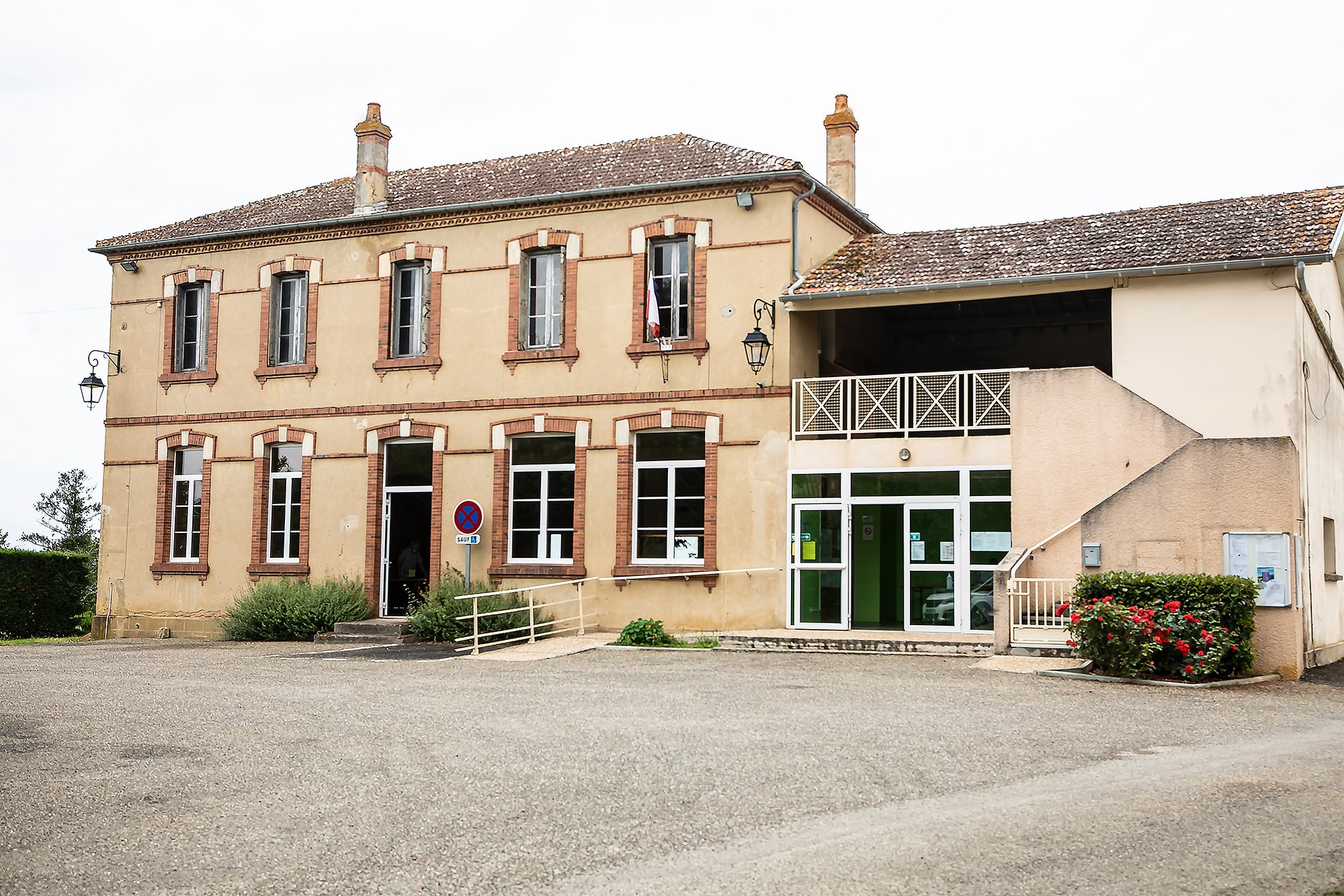 1 Mairie de Loussous-Débat 1bis 200621.jpg