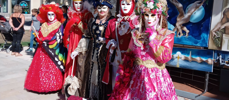 La parade vénitienne émerveille les rues