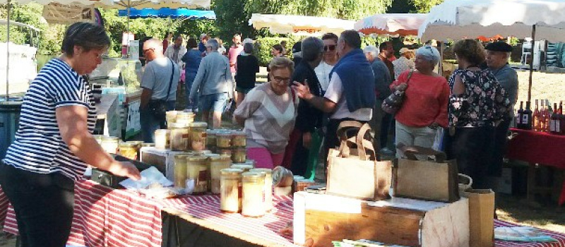 Premier marché flottant au port.